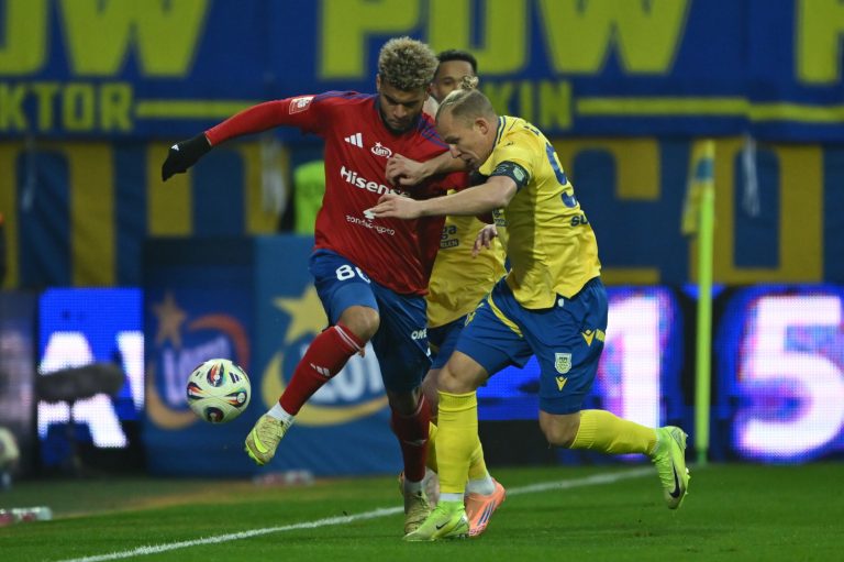 Gdynia, 30.11.2025. Zawodnik Arki Gdynia Dawid Gojny i Lamine Diaby-Fadiga z Rakowa Częstochowa w meczu 17. kolejki piłkarskiej Ekstraklasy (fot. PAP/Adam Warżawa)