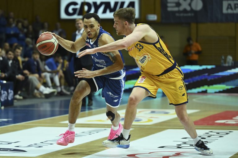 Gdynia, 14.12.2025. Zawodnik AMW Arki Gdynia Luke Barrett (P) i Dominic Green (P) z MKS D¹browy Górniczej w meczu 11. kolejki Ekstraklasy koszykarzy, 14 bm. (js) PAP/Adam War¿awa