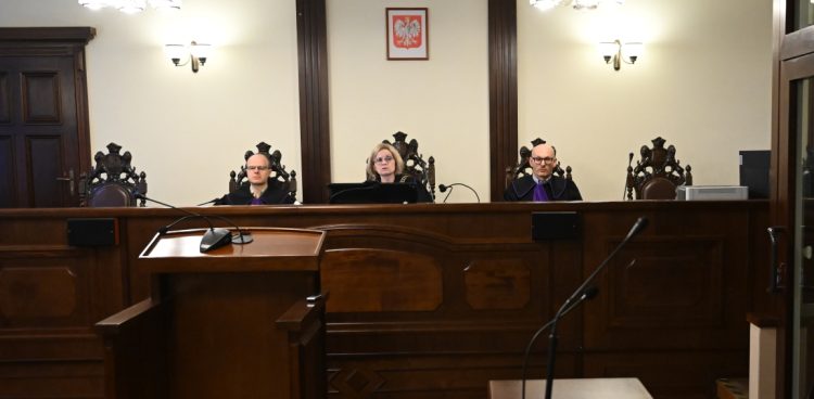 Gdańsk, 15.12.2025. Sędzia Dorota Wróblewska (2L) na sali Sądu Apelacyjnego w Gdańsku (Fot. PAP/Adam Warżawa)