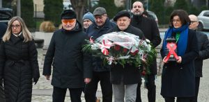 Gdańsk, 16.12.2025. Były prezydent RP Lech Wałęsa (2L), członek komitetu budowy Pomnika Poległych Stoczniowców Henryk Knapiński (4P) i prezydent Gdańska Aleksandra Dulkiewicz (2P) składają kwiaty przy Pomniku Poległych Stoczniowców 1970 w Gdańsku (Fot. PAP/Adam Warżawa)