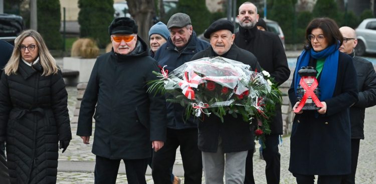 Gdańsk, 16.12.2025. Były prezydent RP Lech Wałęsa (2L), członek komitetu budowy Pomnika Poległych Stoczniowców Henryk Knapiński (4P) i prezydent Gdańska Aleksandra Dulkiewicz (2P) składają kwiaty przy Pomniku Poległych Stoczniowców 1970 w Gdańsku (Fot. PAP/Adam Warżawa)