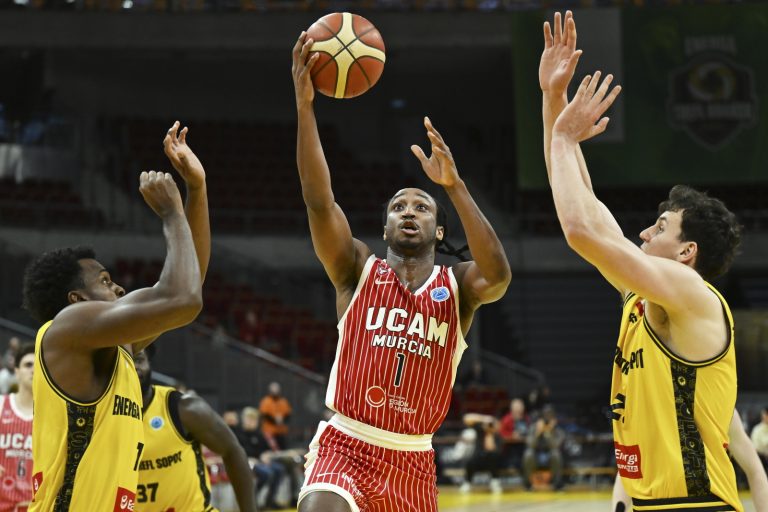 Sopot, 17.12.2025. Koszykarze Energi Trefla Sopot Raymond Cowels (L) i Szymon Zapa³a (P) oraz Michael Forrest (C) z UCAM Murcia podczas meczu grupy I Pucharu Europy FIBA, 17 bm. (gj) PAP/Adam War¿awa