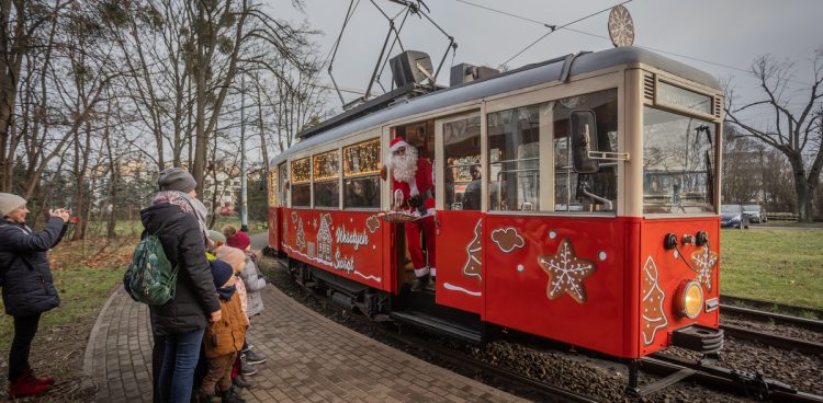 Mikołajkowy tramwaj na gdańskich torach. (fot. KFP/Krzysztof Mystkowski)