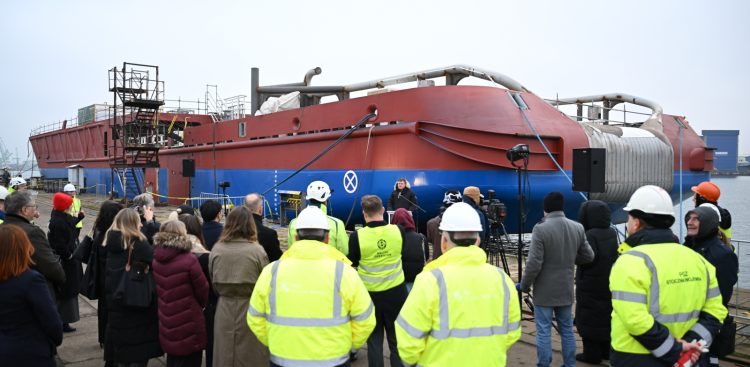 Wodowanie nowej wielozadaniowej pełnomorskiej jednostki patrolowej OPV2 (fot. PAP/Adam Warżawa)