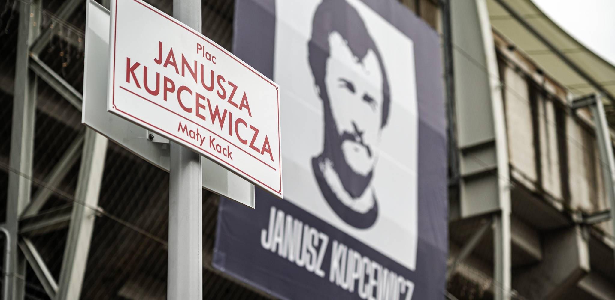 Tablica upamiętniająca Janusza Kupcewicza w Gdyni (fot. Kamil Złoch/gdynia.pl)