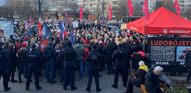 Protestujący na parkingu przed szpitalem (fot. Radio Gdańsk/Tymon Nieśmiałek)