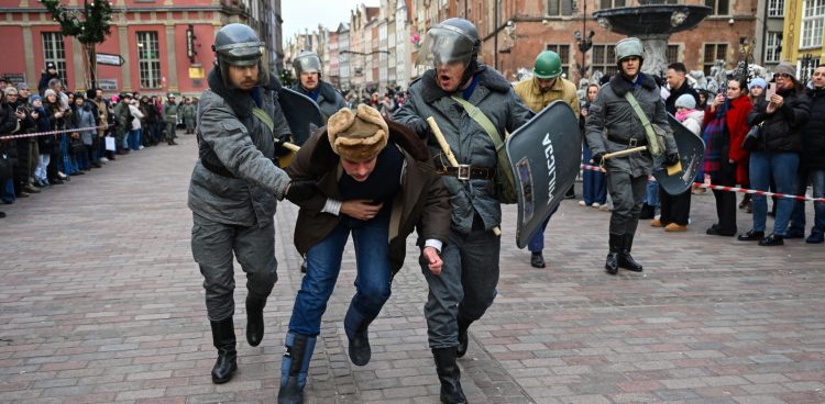 Gdańsk, 14.12.2025. Rekonstrukcja starć ludności cywilnej z Milicją Obywatelską i oddziałami ZOMO, 14 bm. w Gdańsku. Rekonstrukcję wydarzeń przeprowadziła Grupa Rekonstrukcji Historycznych "SOJUSZ" wraz z zaprzyjaźnionymi grupami rekonstrukcyjnymi z całej Polski. Wydarzenie odbyło się w ramach obchodów 44. rocznicy wprowadzenia stanu wojennego w Polsce. (Fot. PAP/Adam Warżawa)