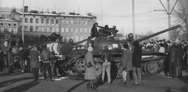 Czołgi pod Stocznią Gdańską w dniu ogłoszenia stanu wojennego, 13.12.1981 (fot. KFP/Maciej Kosycarz)
