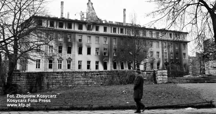 Gmach KW PZPR w Gdańsku, spalony podczas wydarzeń z grudnia 1970 roku (fot. KFP/Zbigniew Kosycarz)