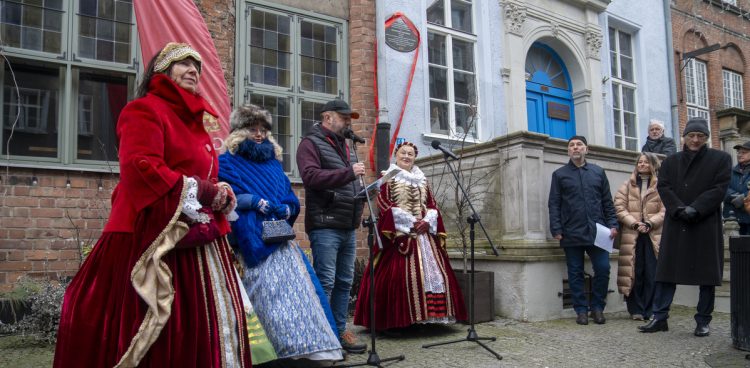 Odsłonięcie tablicy poświęconej rzeźbiarzowi prof. Franciszkowi Duszeńce w Gdańsku (fot. KFP/Paweł Marcinko)