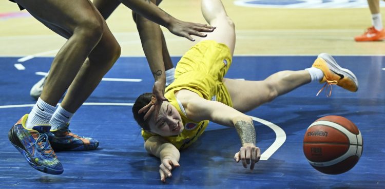 Koszykarka VBW Gdynia Anna Jakubiuk podczas rewanżowego meczu 1/16 finału Pucharu Europy z Castors Braine (fot. PAP/Adam Warżawa)