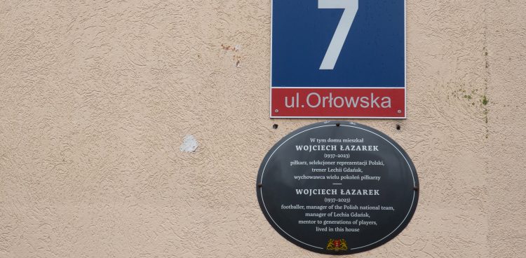 Tablica upamiętniająca Wojciecha Łazarka (fot. KFP/Paweł Marcinko)