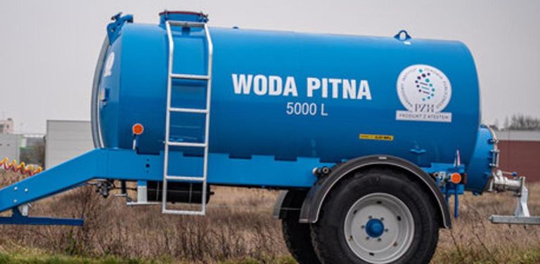 Niebieska cysterna na wodę pitną o pojemności 5000 litrów