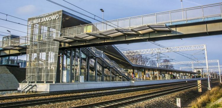 Dworzec kolejowy w Rumi Janowie (fot. Wikimedia Commons/UM Rumia)