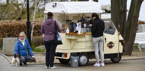 Zdjęcie archiwalne. Molo w Orłowie, mobilna kawiarnia (fot. Anna Bobrowska / KFP)