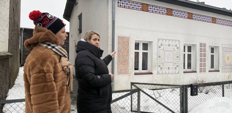 Mieszkanki Smołdzina skarżą się reporterowi na właściciela wynajmowanych mieszkań (fot. Radio Gdańsk/Łukasz Kosik)