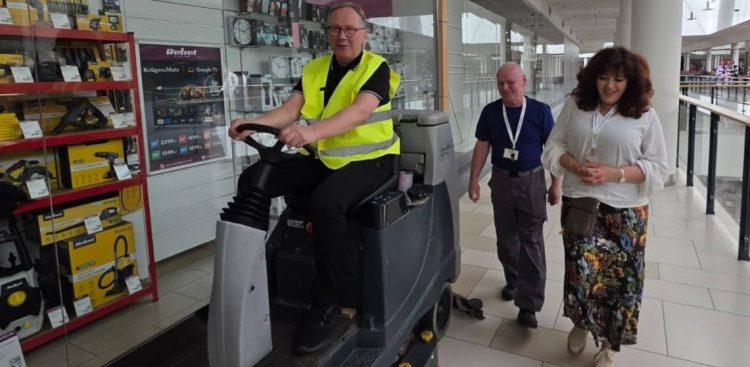 Janusz Stankowiak  podczas pracy dla galerii handlowej w ramach akcji WOŚP (fot. Małgorzata Rogala)