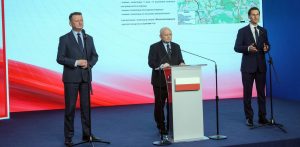 Prezes PiS Jarosław Kaczyński (C), poseł PiS Kacper Płażyński (P) oraz przewodniczący KP PiS Mariusz Błaszczak. Konferencja w sprawie projektu "Port Haller". Warszawa, 13.01.2026 r. (fot. PAP/Rafał Guz)