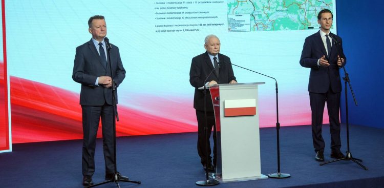 Prezes PiS Jarosław Kaczyński (C), poseł PiS Kacper Płażyński (P) oraz przewodniczący KP PiS Mariusz Błaszczak. Konferencja w sprawie projektu "Port Haller". Warszawa, 13.01.2026 r. (fot. PAP/Rafał Guz)