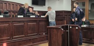 Oskarżony pokazuje sądowi blizny, które miały powstać po poprzednich atakach brata (Fot. Radio Gdańsk/Przemysław Woś)