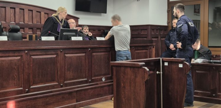 Oskarżony pokazuje sądowi blizny, które miały powstać po poprzednich atakach brata (Fot. Radio Gdańsk/Przemysław Woś)