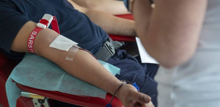 Ręka mężczyzny oddającego krew