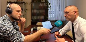 Kuba Kaługa i dr Mariusz Kaszubowski (fot. Anna Czarnowska/Wojewódzki Szpital Psychiatryczny w Gdańsku)