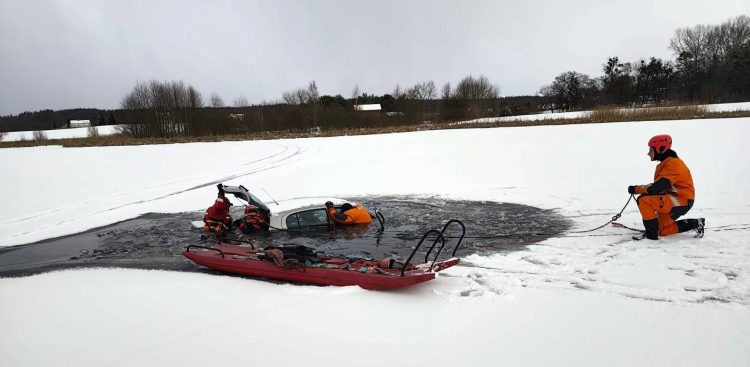 Lód załamał się pod samochodem. Szczerbięcin, 10.01.2026 r. (fot. PSP)