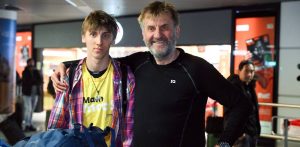 Polarnik Marek Kamiński (P) i jego syn Kay Kamiński (L) po wylądowaniu na Lotnisku Okęcie. Warszawa, 12.01.2026 r. (PAP/Radek Pietruszka)