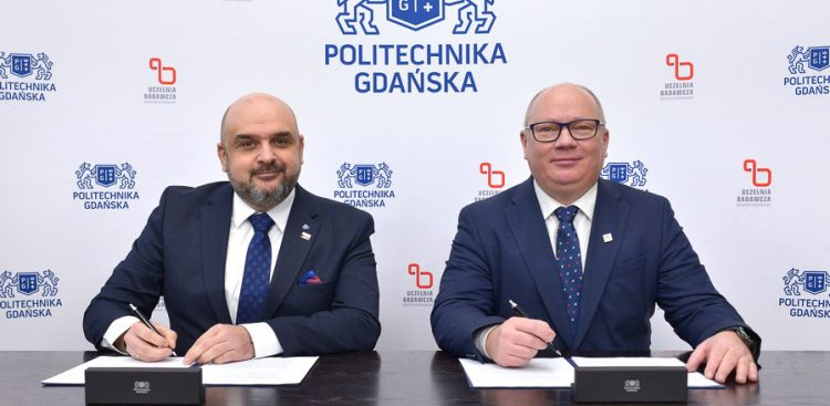 Bartłomiej Zając, prezes spółki Radmor, i prof. Krzysztof Wilde, rektor PG (fot. PG/Krzysztof Krzempek)