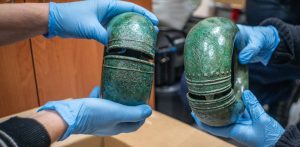 Podczas konserwacji zabytków odkryto bransolety z epoki żelaza (fot. M.Tymiński/WUOZ w Gdańsku)