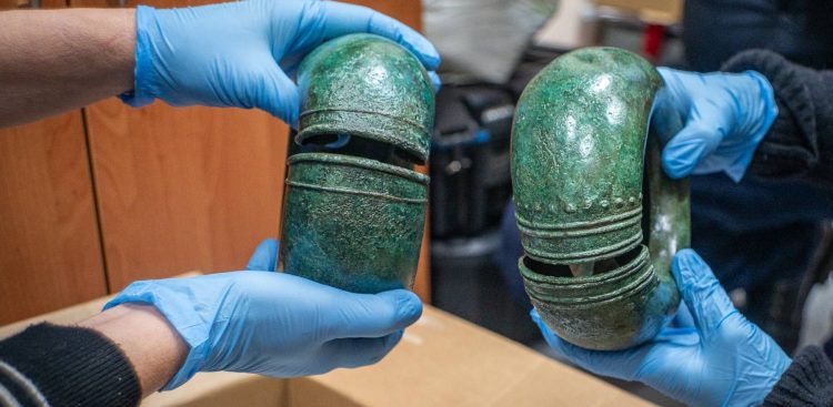 Podczas konserwacji zabytków odkryto bransolety z epoki żelaza (fot. M.Tymiński/WUOZ w Gdańsku)