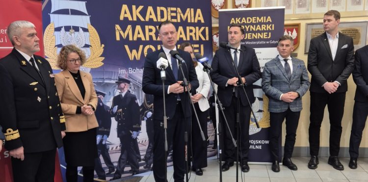 Na zdjęciu od lewej: rektor AMW kontradmirał prof. dr hab. Tomasz Szubrycht, prezydentka Sopotu Magdalena Czarzyńska-Jachim, wiceminister sportu i turystyki Piotr Borys, prezydentka Gdyni Aleksandra Kosiorek, wiceprezydent Gdańska Piotr Borawski i Robert Korzeniowski (fot. Radio Gdańsk/Włodzimierz Machnikowski)