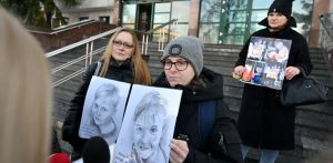 Przyrodnia siostra Kamilka Magdalena Mazurek (C) i działaczka społeczna Małgorzata Malczyk-Dziedzic (L) przed siedzibą Sądu Rejonowego w Kielcach, 15.01.2026 r.(fot. PAP/Piotr Polak)