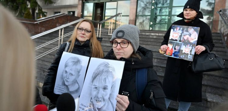 Przyrodnia siostra Kamilka Magdalena Mazurek (C) i działaczka społeczna Małgorzata Malczyk-Dziedzic (L) przed siedzibą Sądu Rejonowego w Kielcach, 15.01.2026 r.(fot. PAP/Piotr Polak)