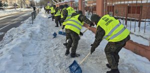 Żołnierze odśnieżający chodnik (Fot. Radio Gdańsk/Przemysław Woś)