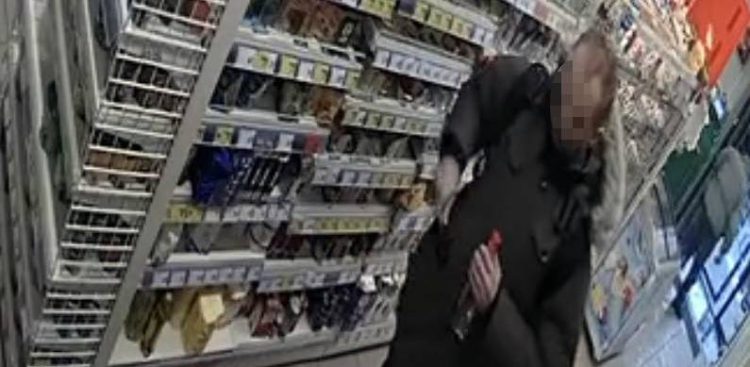 Zatrzymano mężczyznę, który ingerował w żywność w gdyńskim sklepie (fot. KMP w Gdyni)