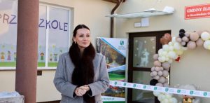 Wojewoda Beata Rutkiewicz przed nowym Żłobkiem w Strzebielinie (fot. Pomorski Urząd Wojewódzki)