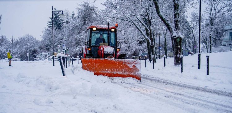 Zima w Gdyni-Orłowie. Pług podczas odśnieżania drogi. 11.01.2025 r. (fot. Paweł Marcinko / KFP)