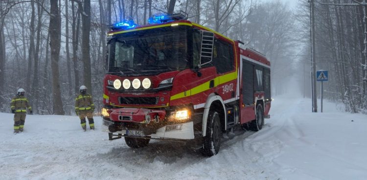 Najgorzej sytuacja przedstawia się na lokalnych drogach (fot. OSP Damnica)