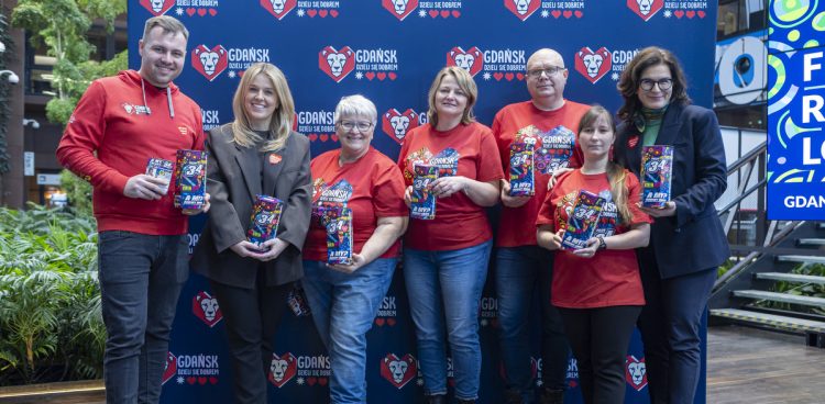 Aleksandra Dulkiewicz, prezydent Gdańska, Dawid Jastrzębski, prezes Regionalnego Centrum Wolontariatu w Gdańsku, oraz Milena Mieczkowska, wiceprezeska Fundacji Gdańskiej, podczas konferencji zapowiadającej 34. finał WOŚP (fot. Gdansk.pl/Piotr Wittman)