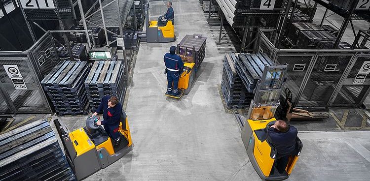 Wózki paletowe w magazynie