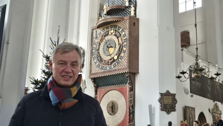 ks. Ireneusz Bradtke przy zegarze(fot. A.Urbański/Radio Gdańsk)