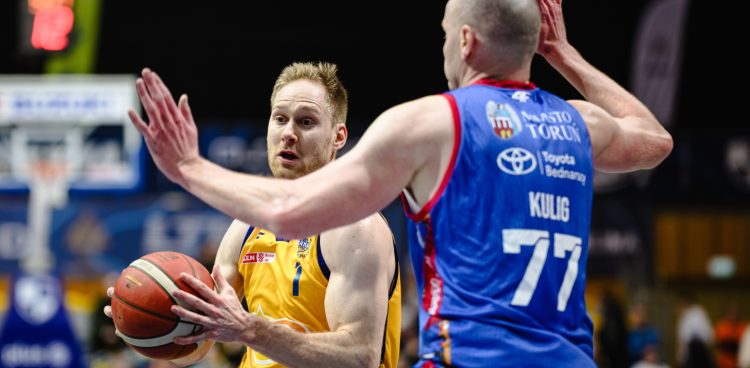 Zawodnik AMW Arki Gdynia Jarosław Zyskowski i Damian Kulig z Arriva Lotto Twarde Pierniki Toruń w meczu 15. kolejki Ekstraklasy koszykarzy (fot. PAP/Marcin Gadomski)