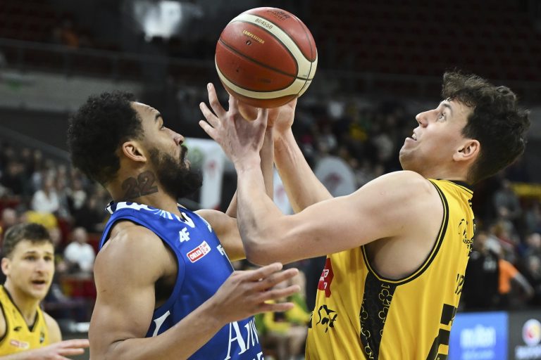 Szymon Zapała i Nijal Pearson podczas meczu 15. kolejki Ekstraklasy koszykarzy (fot. PAP/Adam Warżawa)