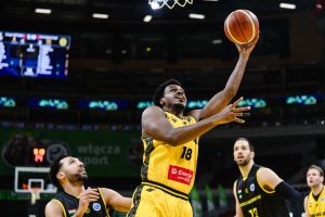 Sopot, 14.01.2026. Zawodnik Energi Trefla Sopot Raymond Cowels III (C) i Patrick Whelan (L) z Falco Vulcano Energia Szombathely podczas meczu 3. kolejki drugiego etapu Pucharu Europy koszykarzy, 14 bm. (js) PAP/Marcin Gadomski