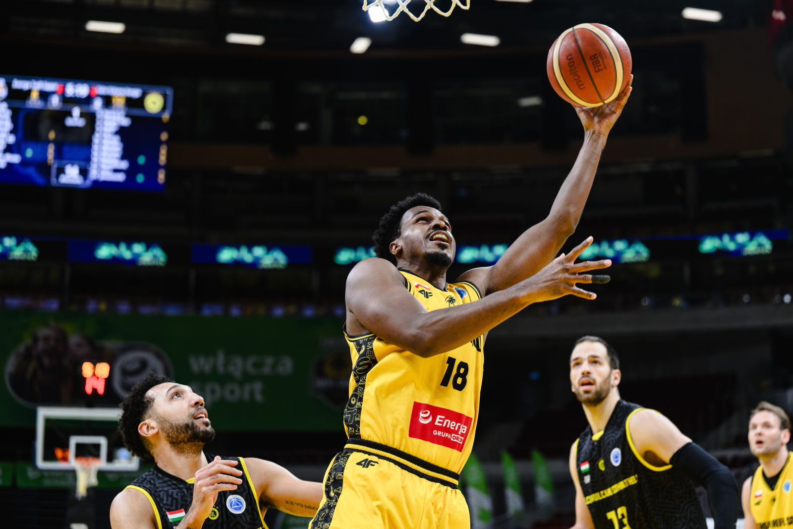 Sopot, 14.01.2026. Zawodnik Energi Trefla Sopot Raymond Cowels III (C) i Patrick Whelan (L) z Falco Vulcano Energia Szombathely podczas meczu 3. kolejki drugiego etapu Pucharu Europy koszykarzy, 14 bm. (js) PAP/Marcin Gadomski