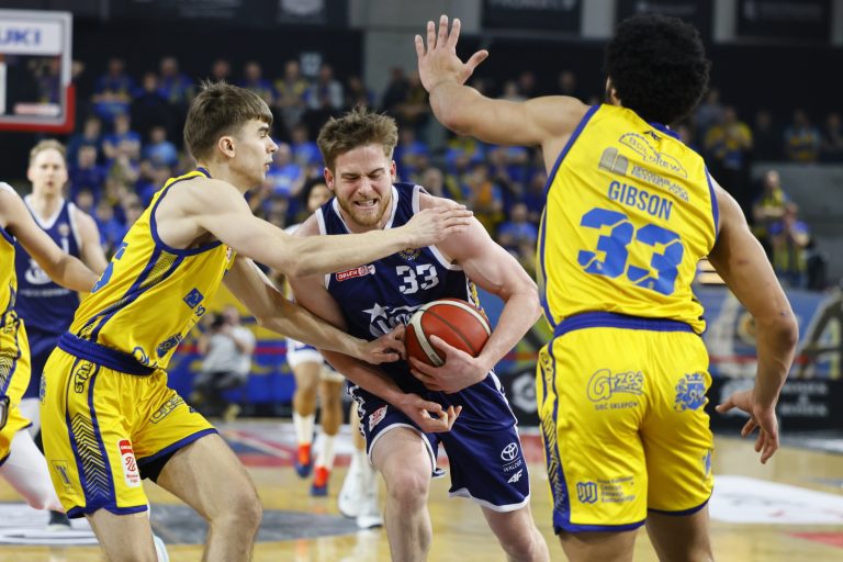Ostrów Wielkopolski, 22.01.2026. Zawodnicy Tasomix Rosiek Stali Ostrów Wlkp. Micha³ Pluta (L) i Trenton Gibson (P) oraz Luke Barrett (C) AMW Arki Gdynia podczas meczu 17. kolejki Ekstraklasy koszykarzy, 22 bm. (js) PAP/Tomasz Wojtasik