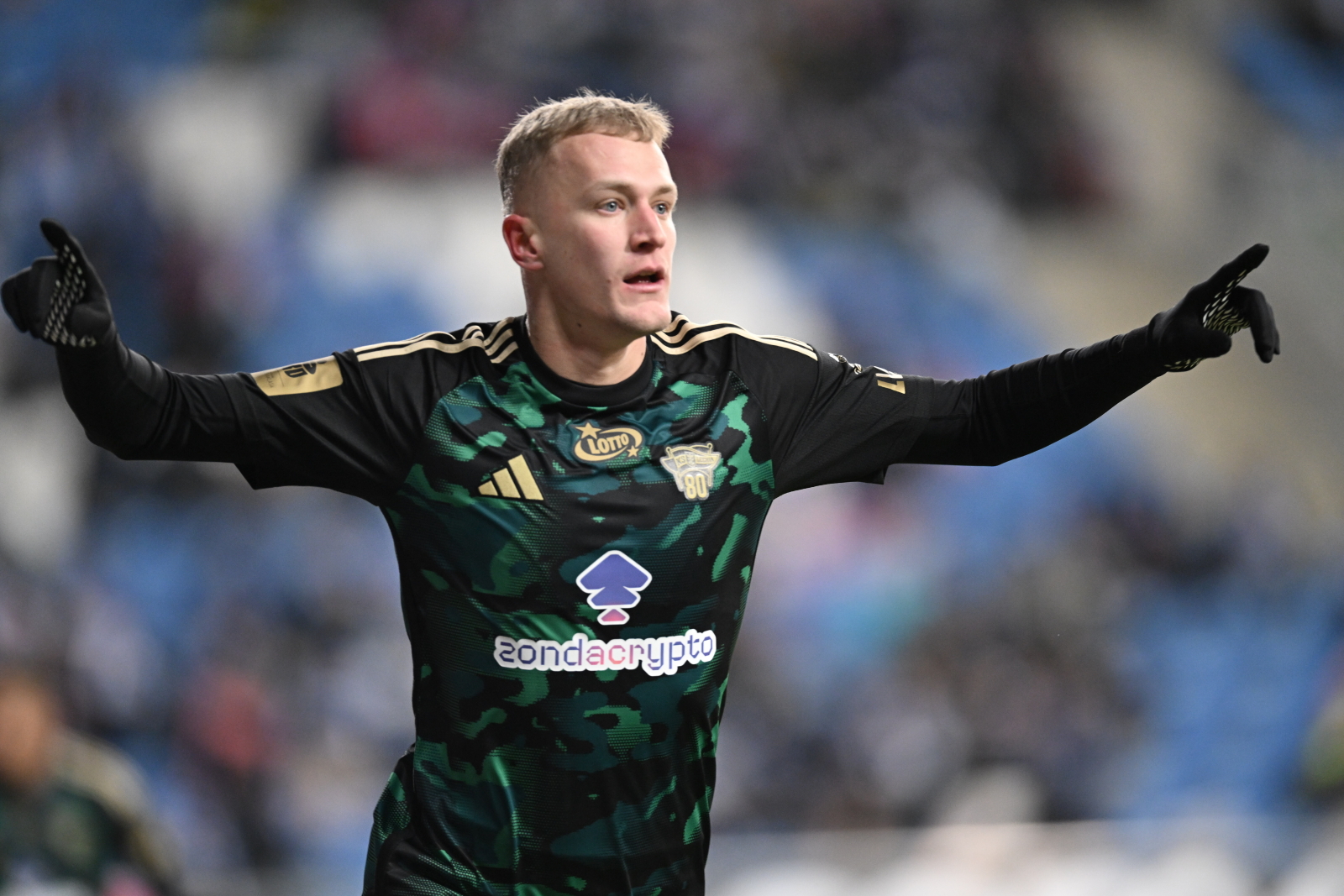 Piłkarz Lechii Gdańsk Tomas Bobcek cieszy się z gola podczas meczu Ekstraklasy z Lechem Poznań. Poznań, 31.01.2026 r. (fot. PAP/Jakub Kaczmarczyk)