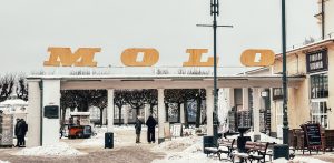 Obecny napis nad bramą wejściową na Molo w Sopocie (fot. UMS)